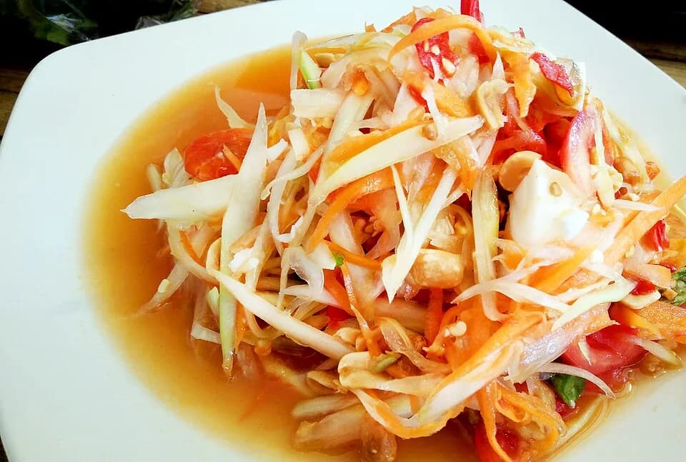 #3 Som Tum (Green Papaya Salad) — Top 10 Thai Dishes You Must Try in 2026