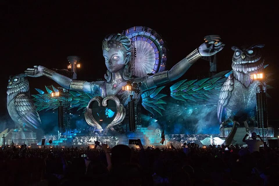 #10 Electric Daisy Carnival (EDC) — Top 10 Most Overhyped Music Festivals