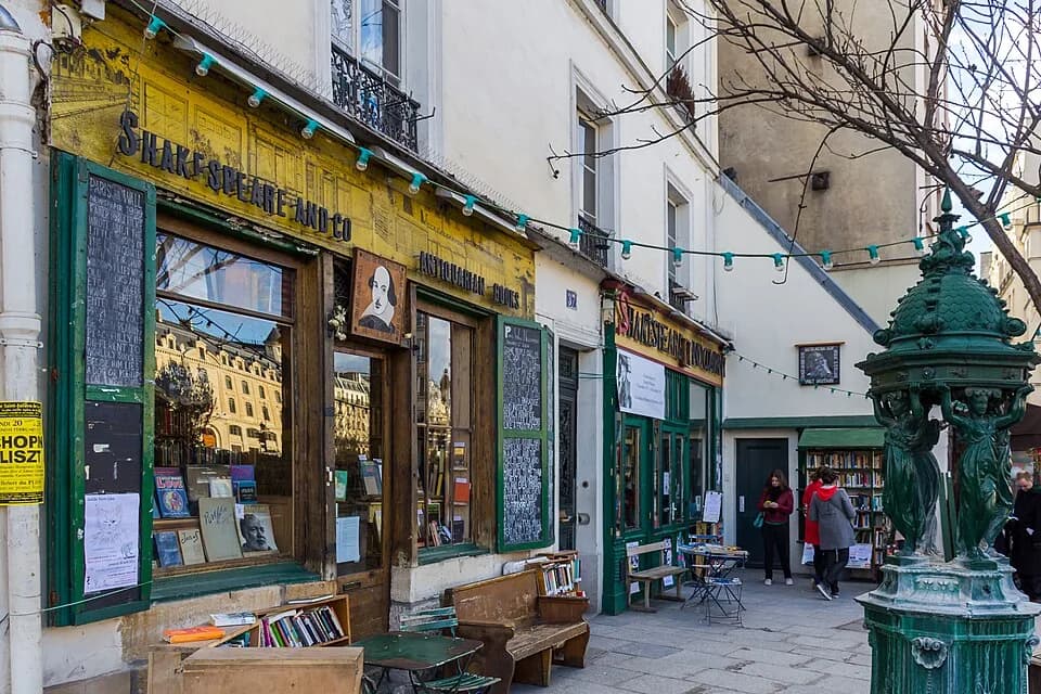 #2 Shakespeare and Company — Top 10 Bookshops in the UK 2026