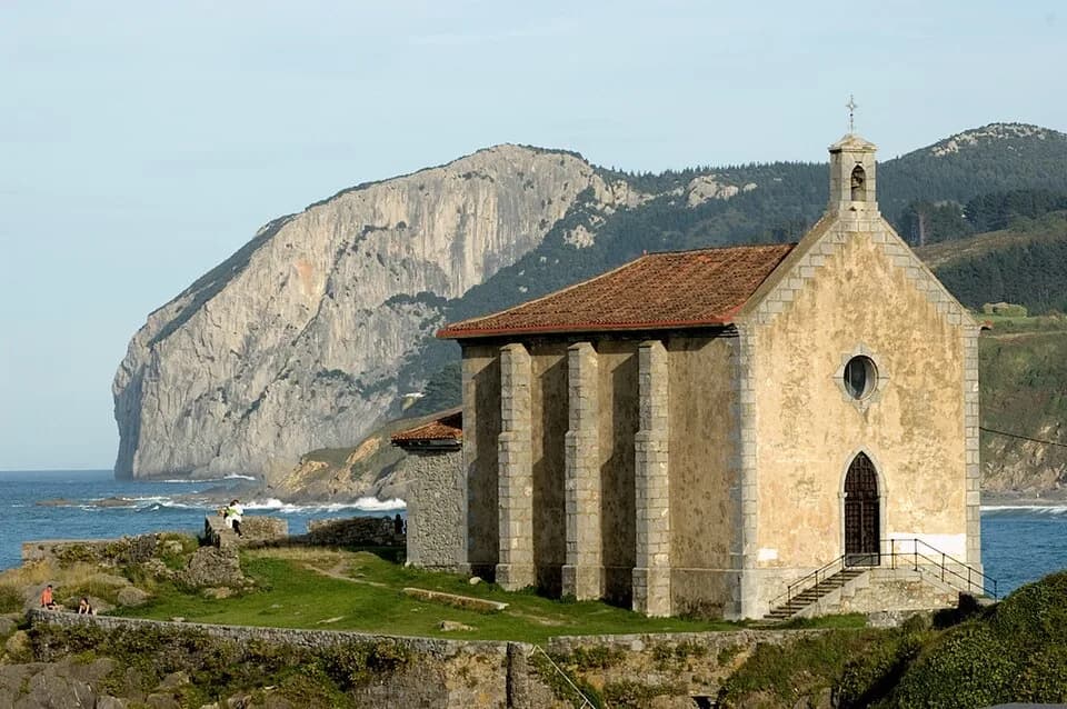 #1 Mundaka — Top 10 Surf Spots in Spain