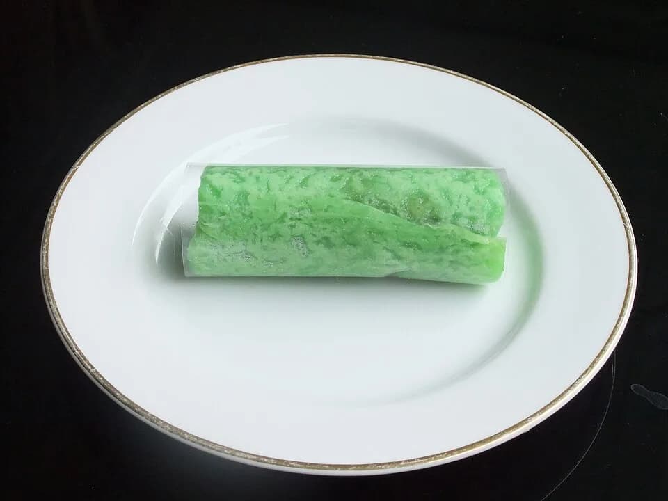 #8 Dadar Gulung — Top 10 Indonesian Desserts in 2026