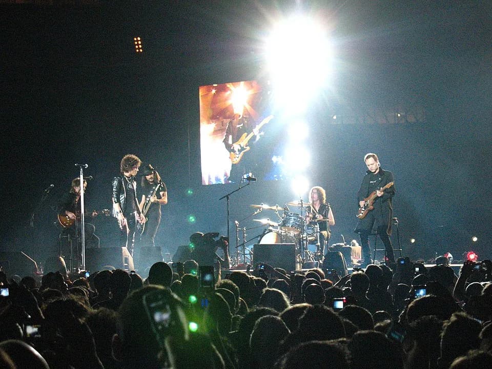 #10 Héroes del Silencio — Top 10 Spanish Musicians and Bands