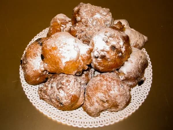 #10 Oliebollen — Top 10 Dutch Foods You Must Try in 2026