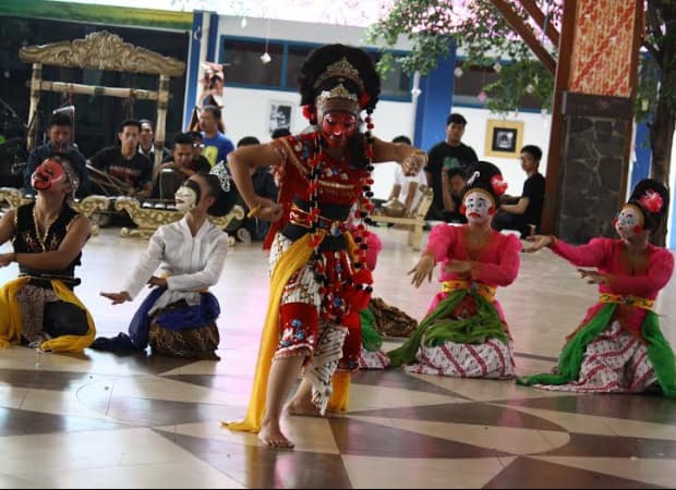 #10 Topeng Dance — Top 10 Indonesian Traditional Dances in 2026