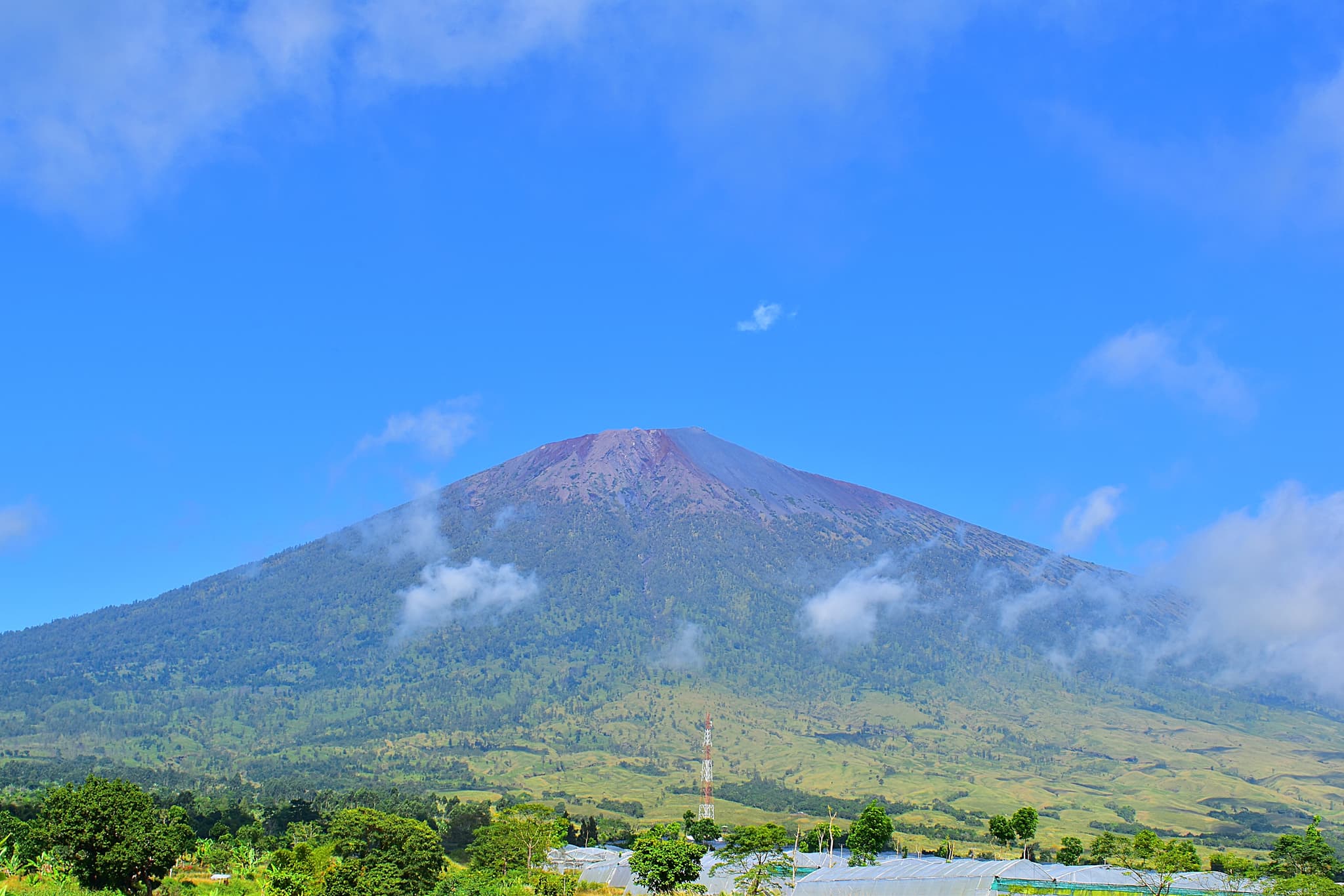 #2 Mount Rinjani — Top 10 Indonesian Volcanoes in 2026