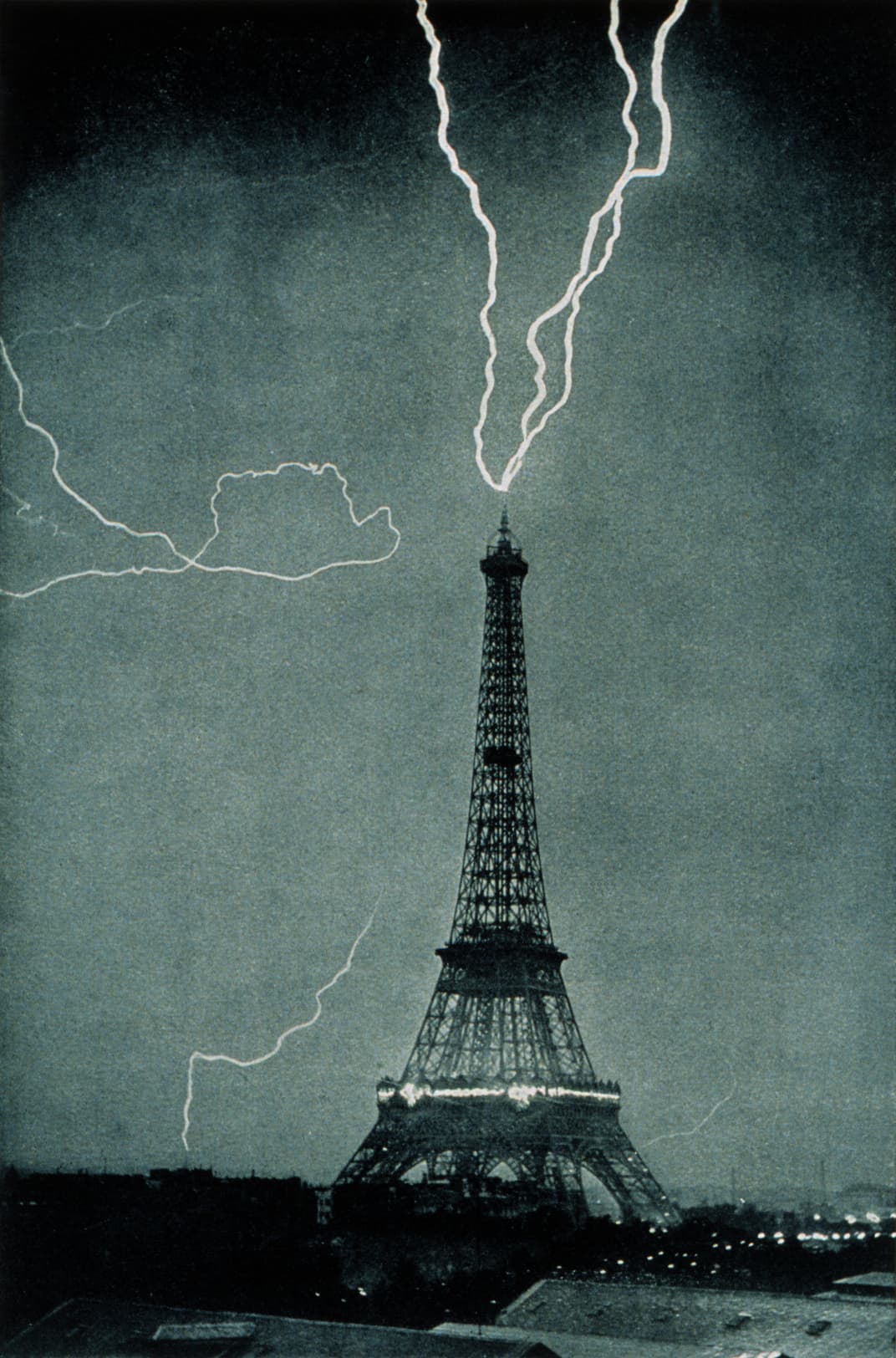 #1 Eiffel Tower, Paris — Top 10 Most Instagrammed Locations in the World