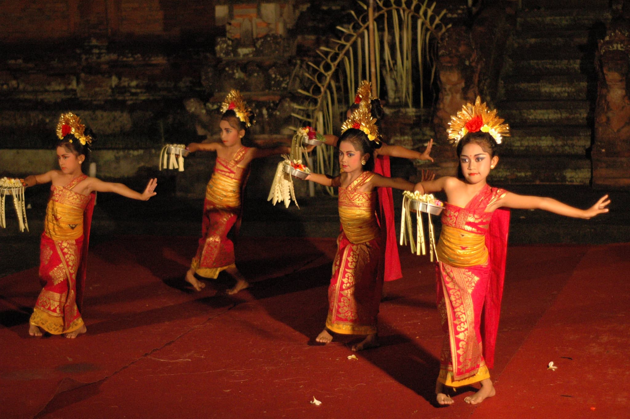 #5 Pendet Dance — Top 10 Indonesian Traditional Dances