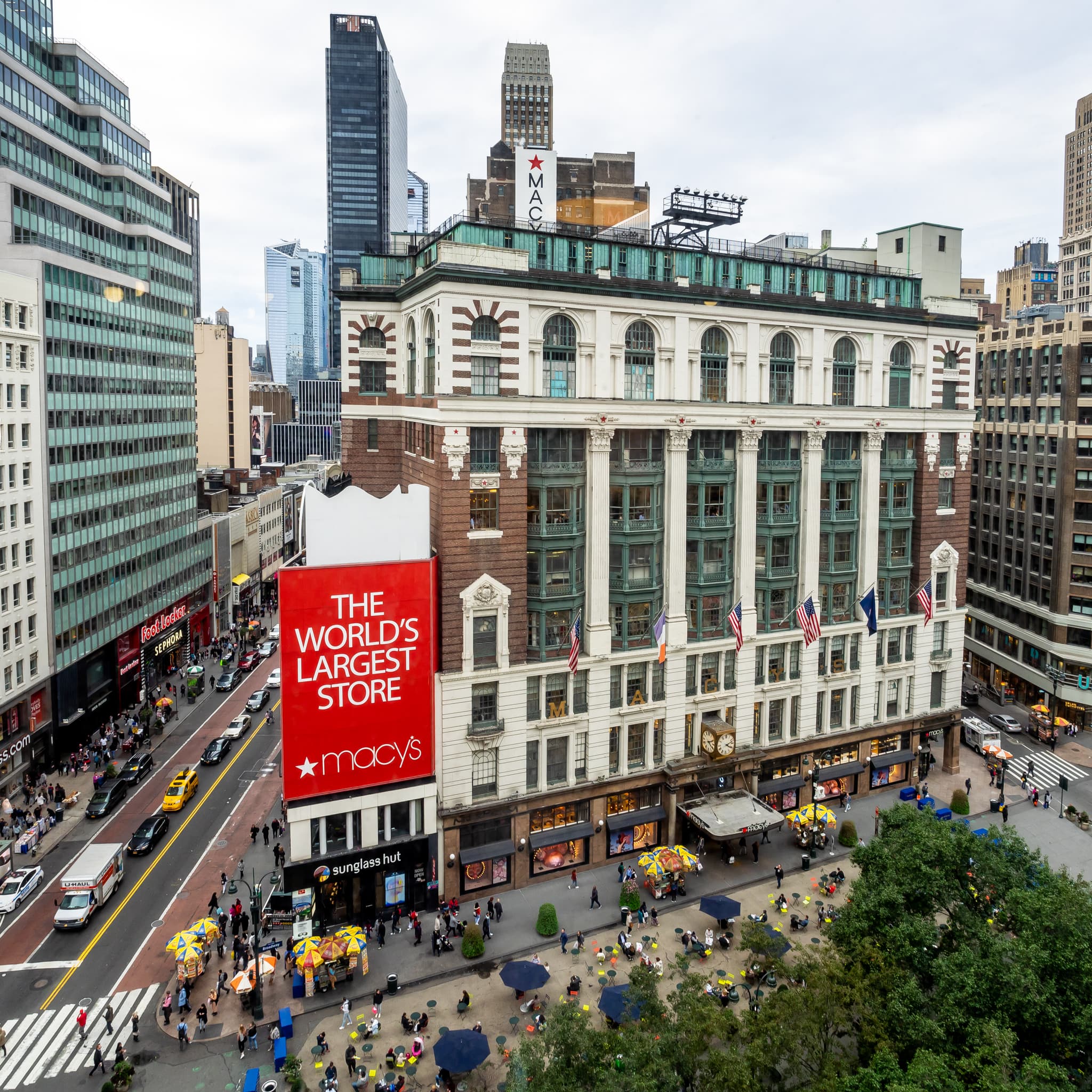 #1 Apple Fifth Avenue — New York — Top 10 Most Iconic Brand Flagship Stores in the World