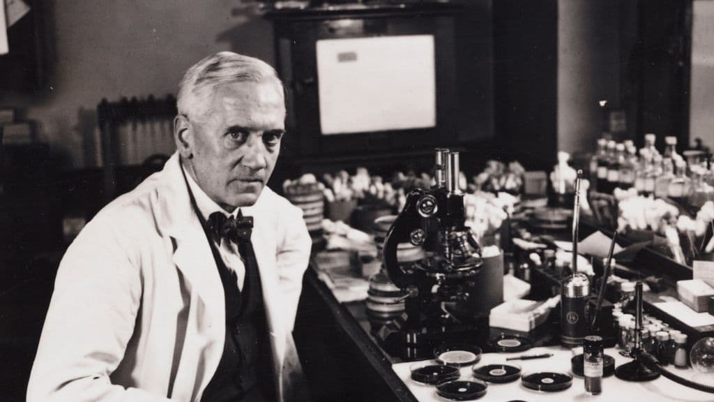 #2 Fleming Deciding Not to Discard a Contaminated Petri Dish (1928) — Top 10 Single Decisions That Permanently Changed the Course of History