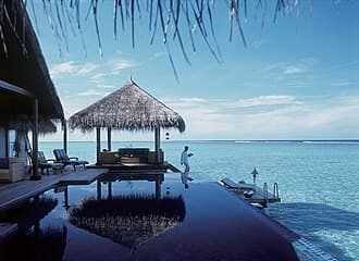 #4 Maldives — Top 10 Most Beautiful Islands in the World