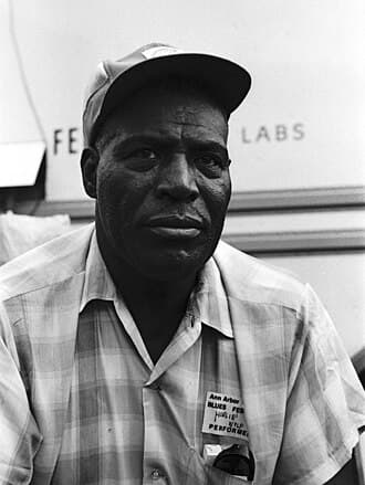 #4 Howlin' Wolf — Top 10 Greatest Electric Blues Guitarists of All Time