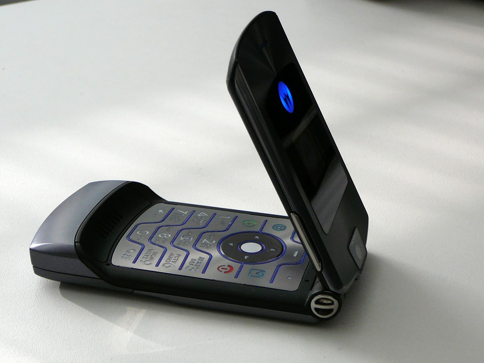 #7 Motorola Razr V3 (2004) — Top 10 Most Revolutionary Smartphones of All Time