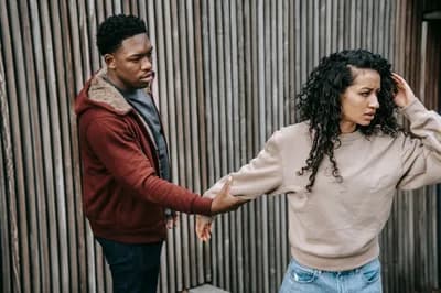 10 Red Flags Dating Experts Say You Should Never Ignore