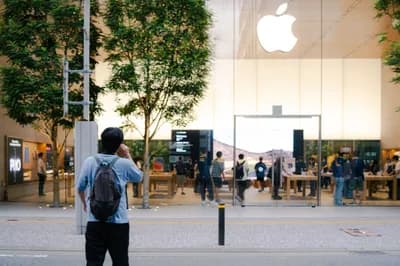 #2 Apple (Computers to Consumer Electronics) — Top 10 Companies That Pivoted and Won Big