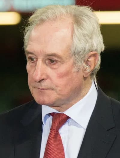 #4 Gareth Edwards — Top 10 Best Rugby Players Ever